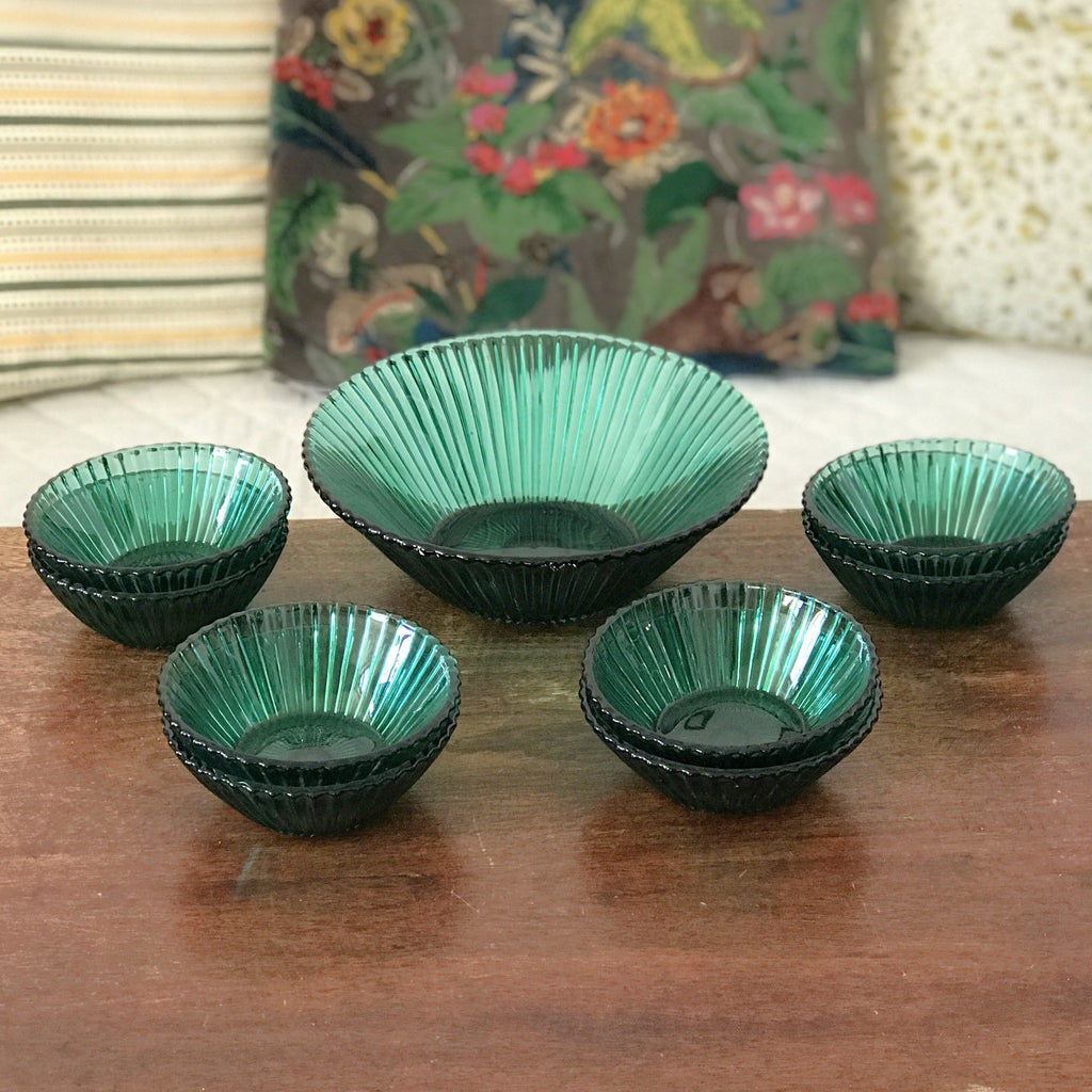 Ensemble à salade de fruit en verre vert années 50 : un saladier et 8 coupelles par Hello Broc brocante en ligne