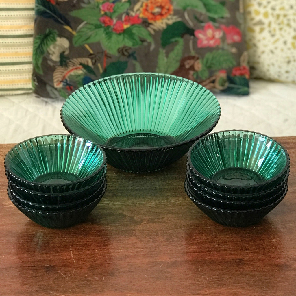 Ensemble à salade de fruit en verre vert années 50 : un saladier et 8 coupelles par Hello Broc brocante en ligne
