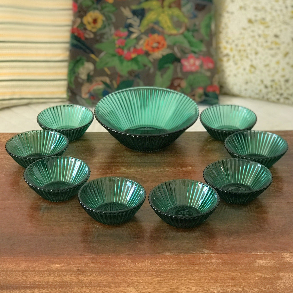 Ensemble à salade de fruit en verre vert années 50 : un saladier et 8 coupelles par Hello Broc brocante en ligne