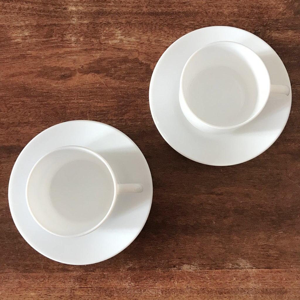Lot de 2 tasses à thé et 2 soucoupes Arcopal en verre opalin blanc contenance de 20 cl par Hello Broc brocante en ligne