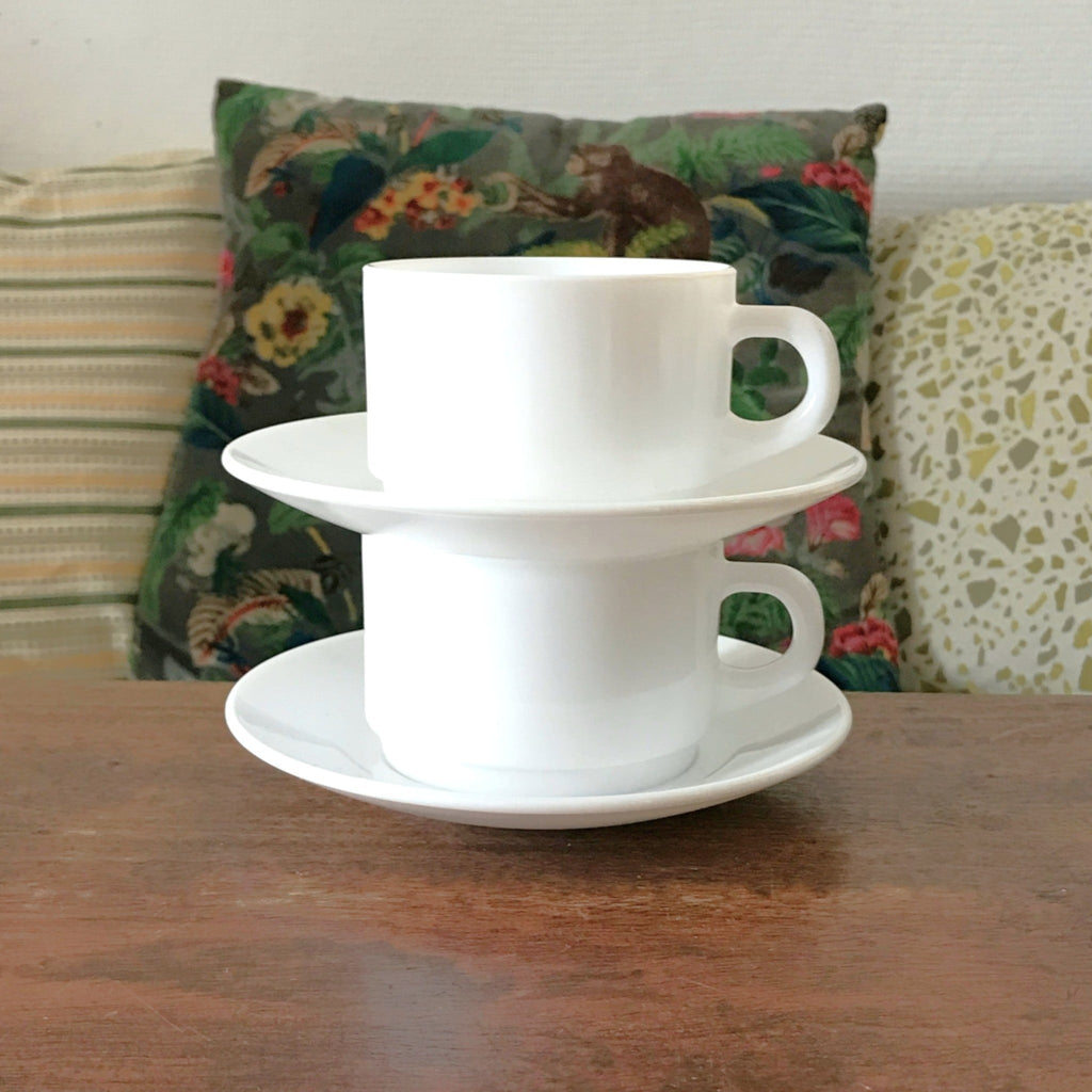 Lot de 2 tasses à thé et 2 soucoupes Arcopal en verre opalin blanc contenance de 20 cl par Hello Broc brocante en ligne