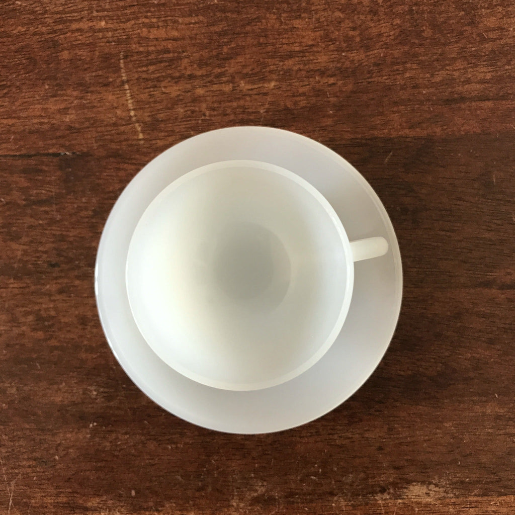 Lot de 6 tasses et 6 soucoupes à café opaline blanche Arcopal années 70 par Hello Broc brocante en ligne