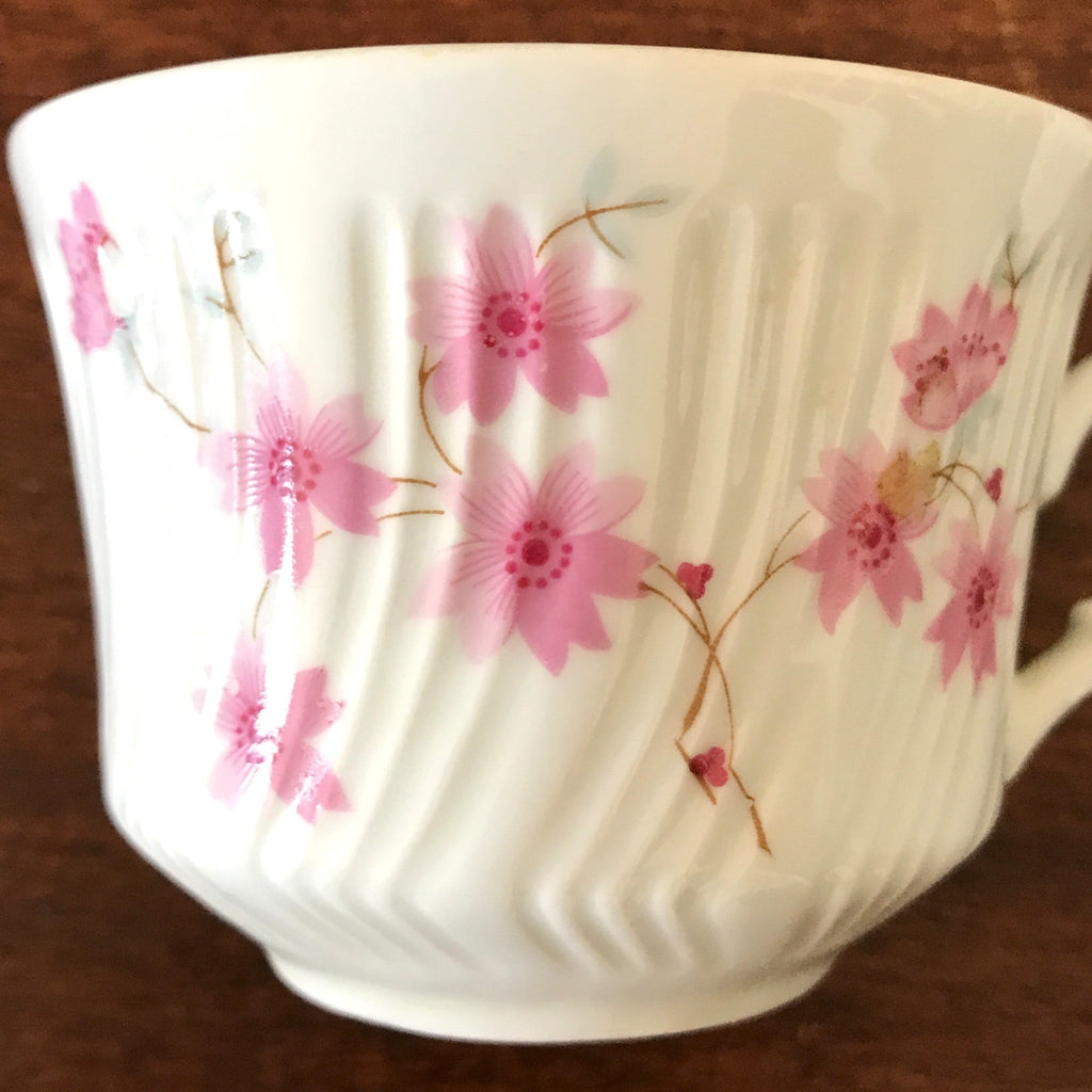 Ensemble 3 tasses à thé et 3 soucoupes décor torse en creux fleurs roses en faïence fine par Hello Broc brocante en ligne