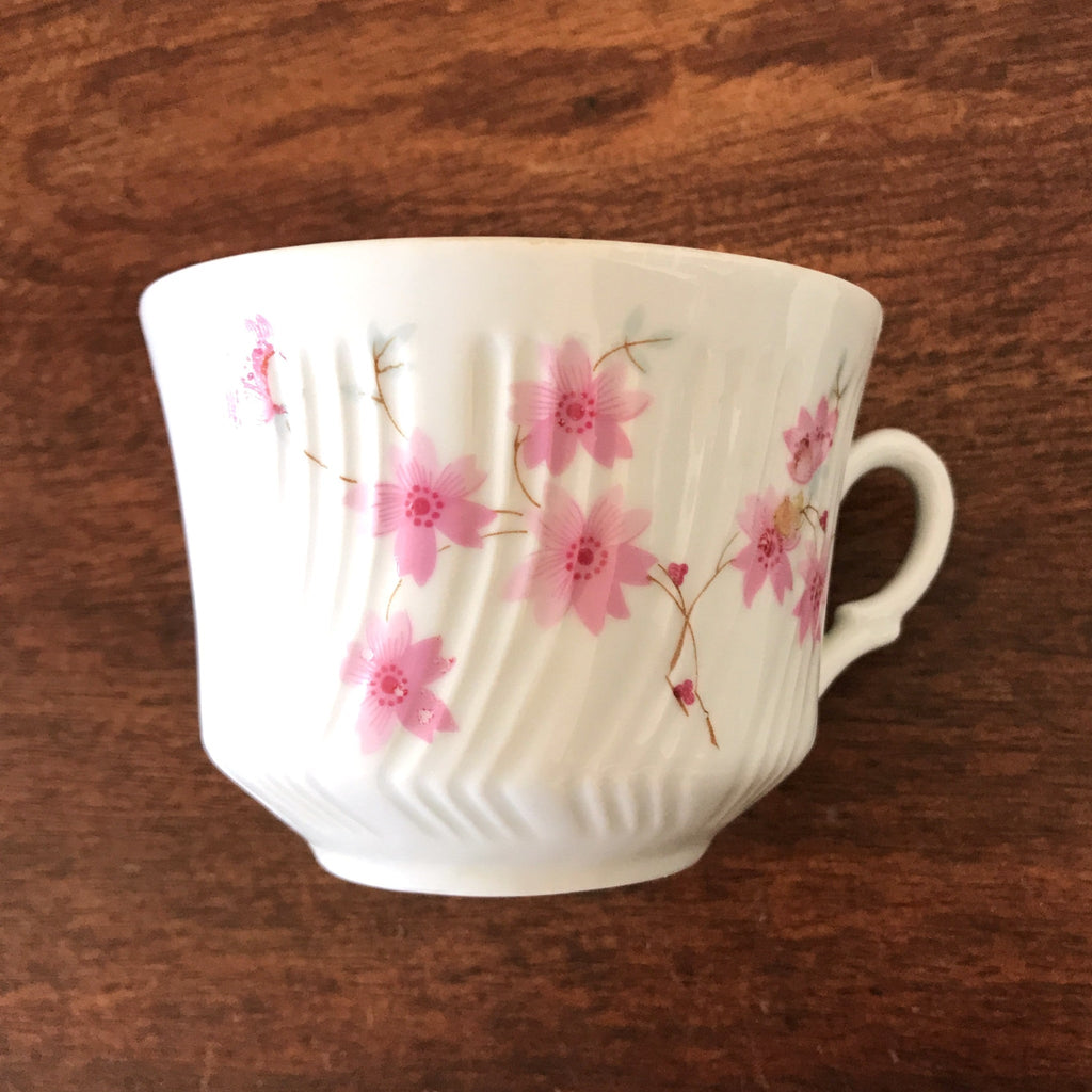 Ensemble 3 tasses à thé et 3 soucoupes décor torse en creux fleurs roses en faïence fine par Hello Broc brocante en ligne