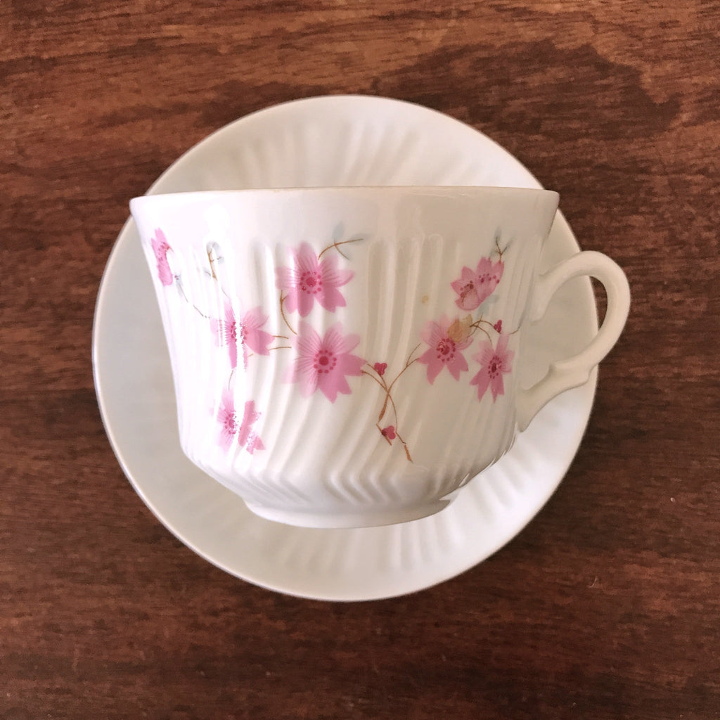 Ensemble 3 tasses à thé et 3 soucoupes décor torse en creux fleurs roses en faïence fine par Hello Broc brocante en ligne