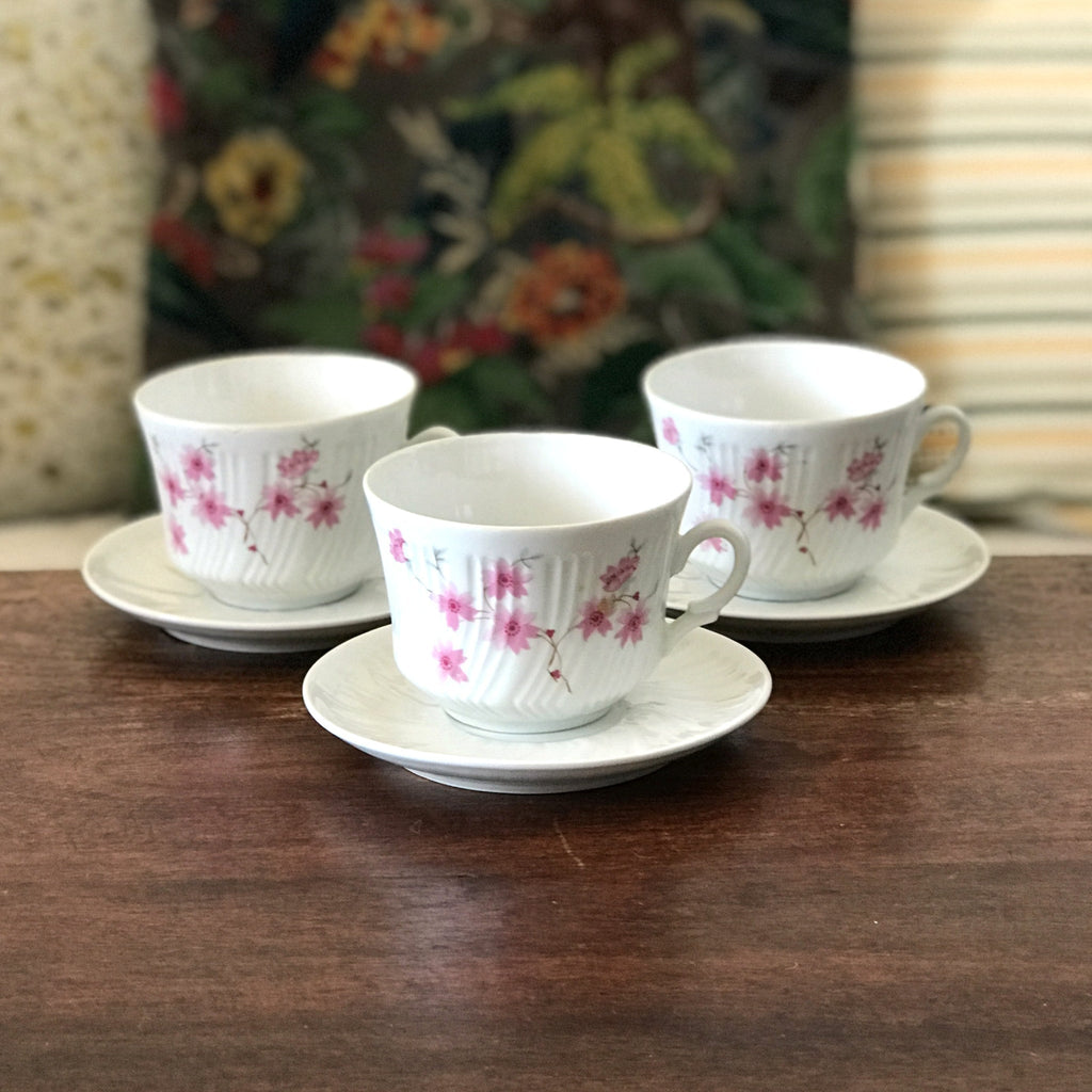 Ensemble 3 tasses à thé et 3 soucoupes décor torse en creux fleurs roses en faïence fine par Hello Broc brocante en ligne