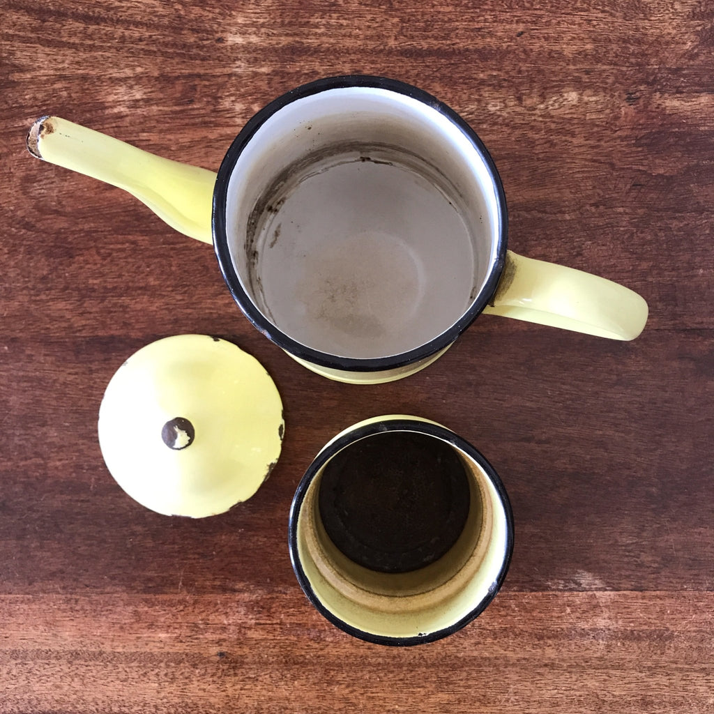 Cafetière ancienne décorative émaillée en métal couleur jaune pâle par Hello Broc brocante en ligne