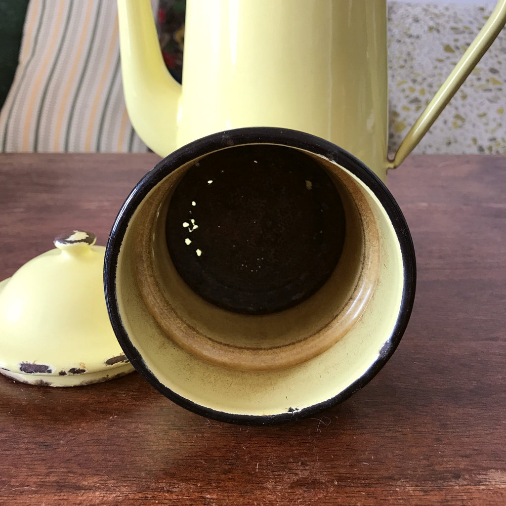 Cafetière ancienne décorative émaillée en métal couleur jaune pâle par Hello Broc brocante en ligne