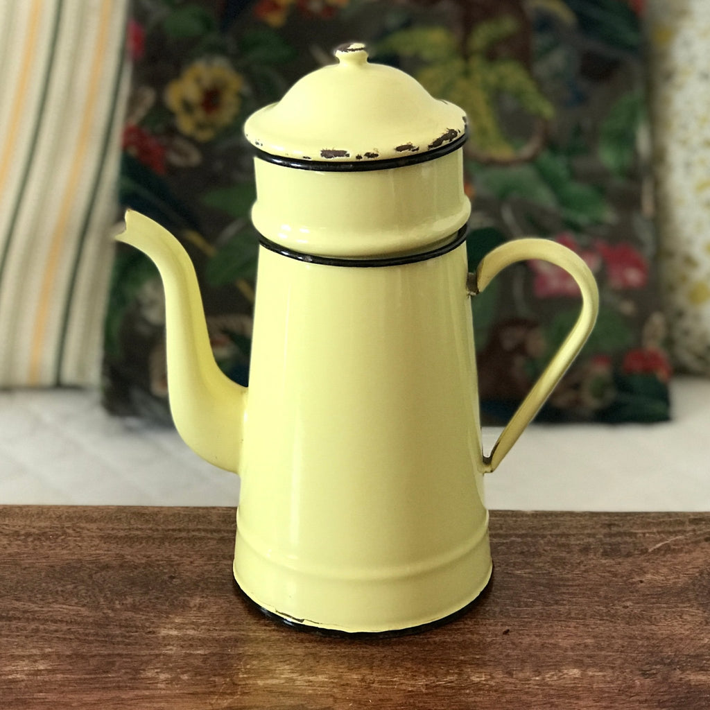 Cafetière ancienne décorative émaillée en métal couleur jaune pâle par Hello Broc brocante en ligne