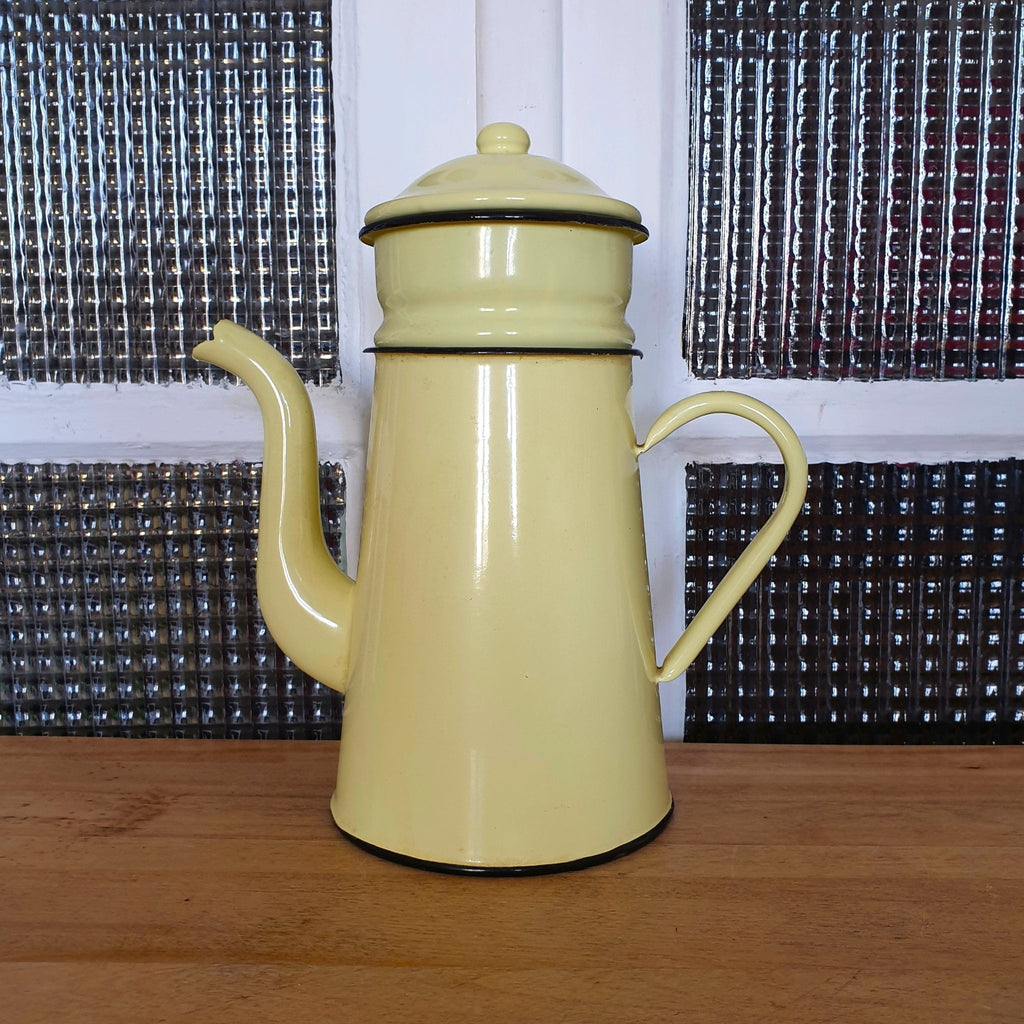 Cafetière ancienne décorative émaillée en métal couleur jaune pâle par Hello Broc brocante en ligne