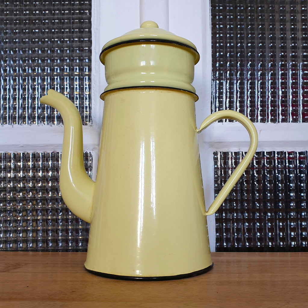 Cafetière ancienne décorative émaillée en métal couleur jaune pâle par Hello Broc brocante en ligne