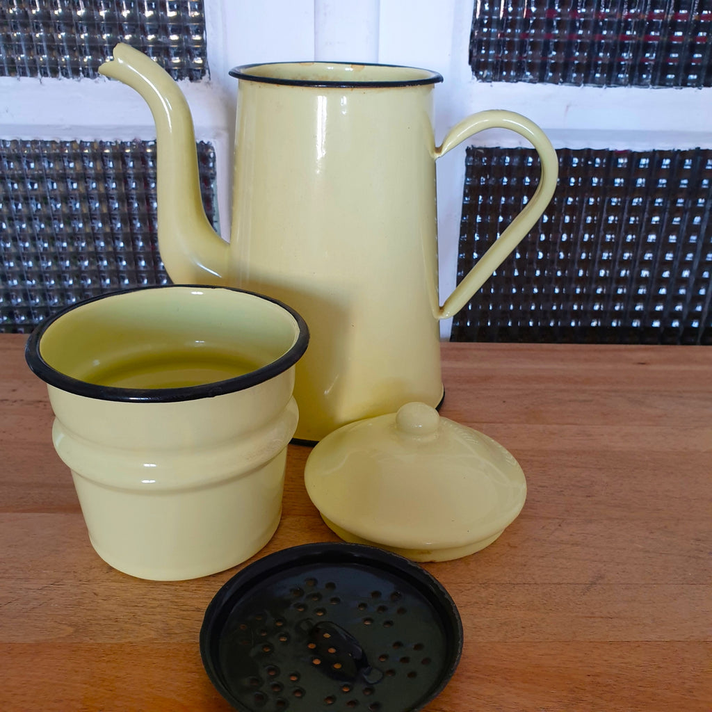 Cafetière ancienne décorative émaillée en métal couleur jaune pâle par Hello Broc brocante en ligne