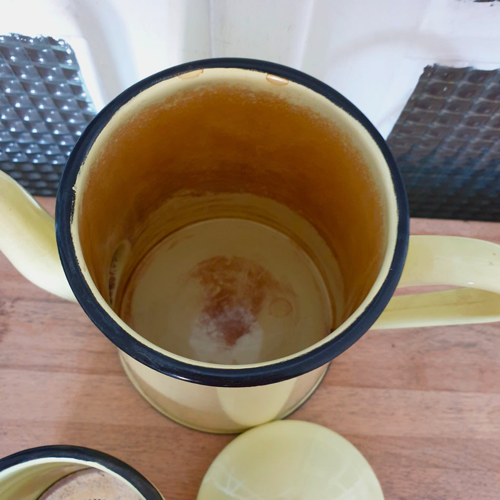 Cafetière ancienne décorative émaillée en métal couleur jaune pâle par Hello Broc brocante en ligne