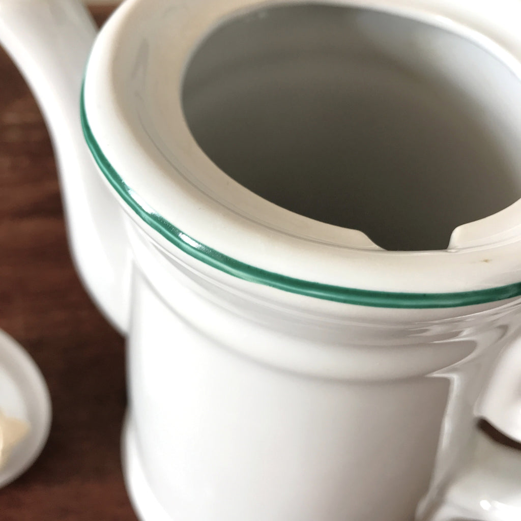 Cafetière théière vintage en céramique émaillée blanche Yves Rocher contenance 1,5 litres par Hello Broc brocante en ligne