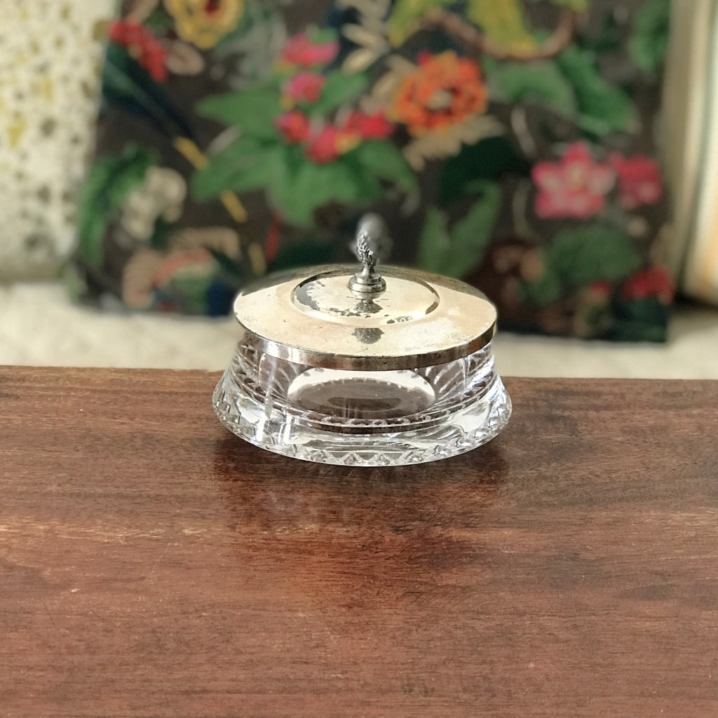 Sucrier en cristal taillé et couvercle en métal argenté surmonté d'un gland Wolff Germany par Hello Broc brocante en ligne