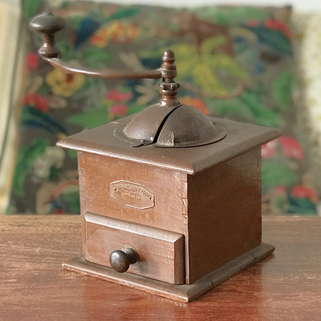 Moulin à café ancien de marque Dalto en bois repeint en marron par Hello Broc brocante en ligne