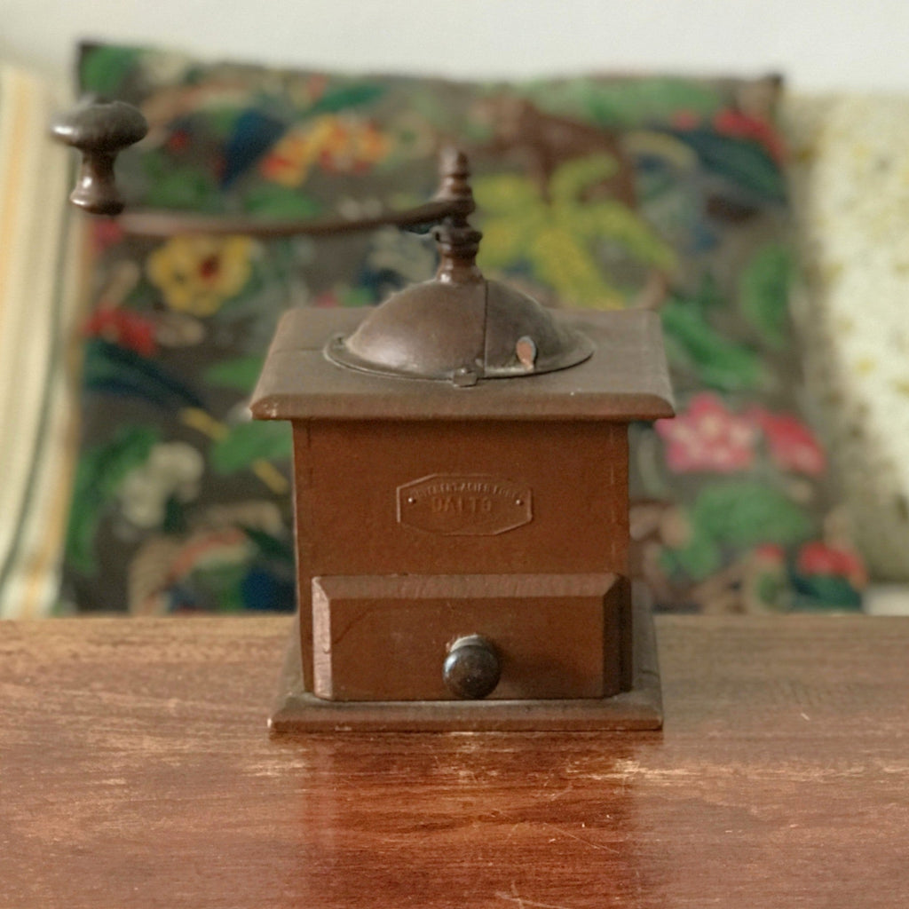 Moulin à café ancien de marque Dalto en bois repeint en marron par Hello Broc brocante en ligne