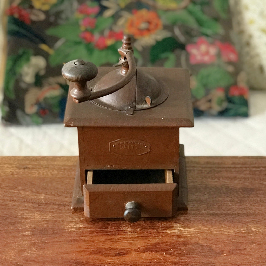 Moulin à café ancien de marque Dalto en bois repeint en marron par Hello Broc brocante en ligne