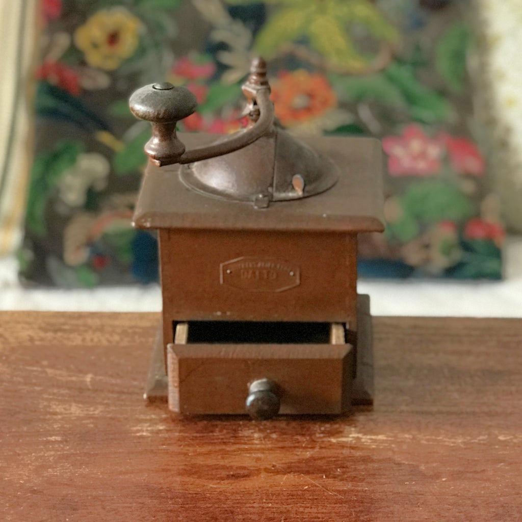 Moulin à café ancien de marque Dalto en bois repeint en marron par Hello Broc brocante en ligne