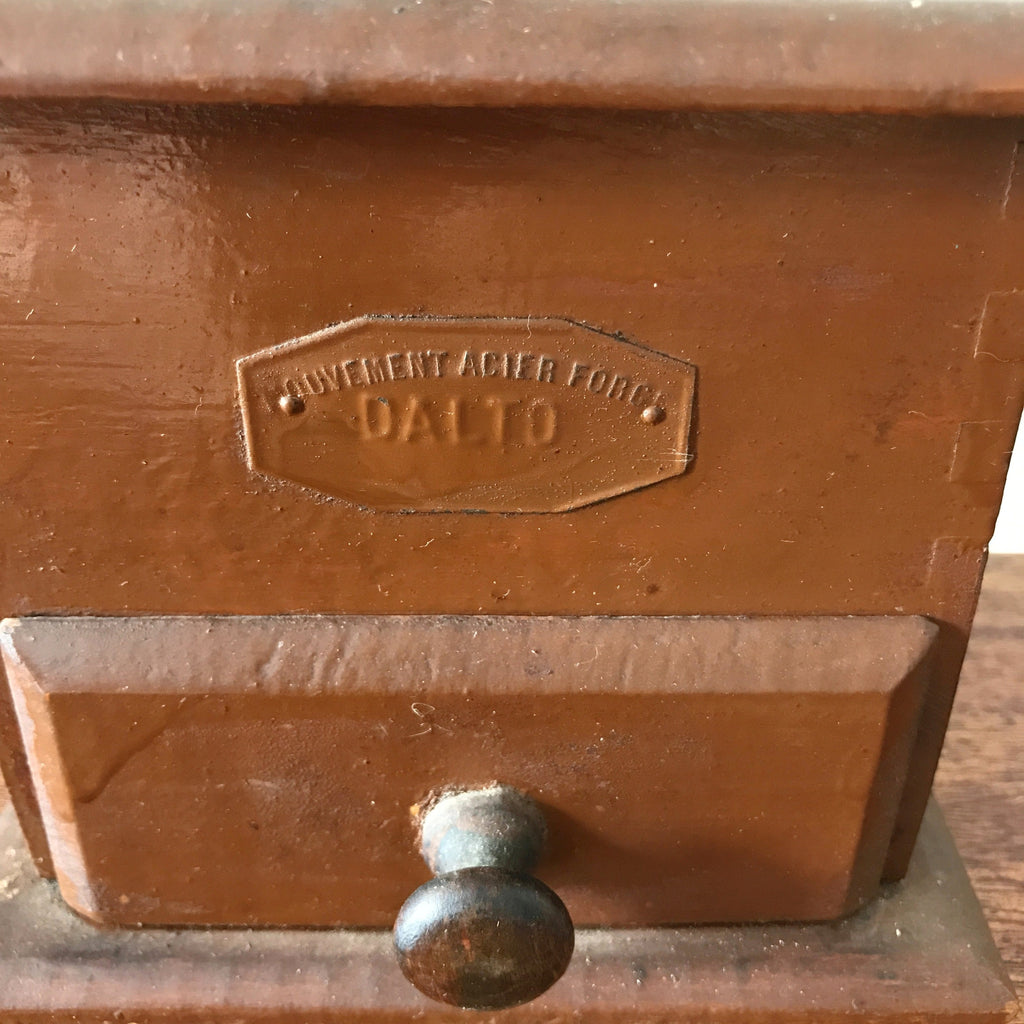 Moulin à café ancien de marque Dalto en bois repeint en marron par Hello Broc brocante en ligne