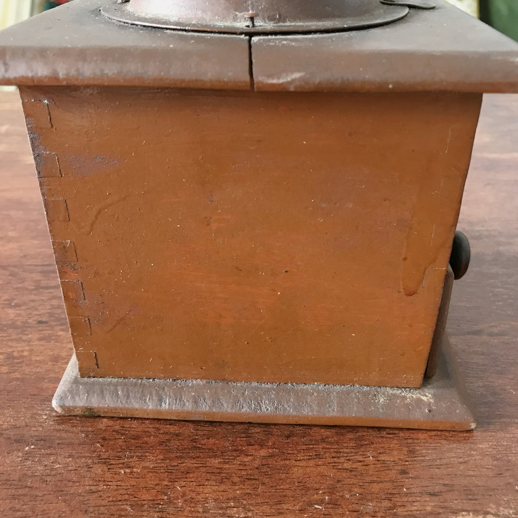 Moulin à café ancien de marque Dalto en bois repeint en marron par Hello Broc brocante en ligne