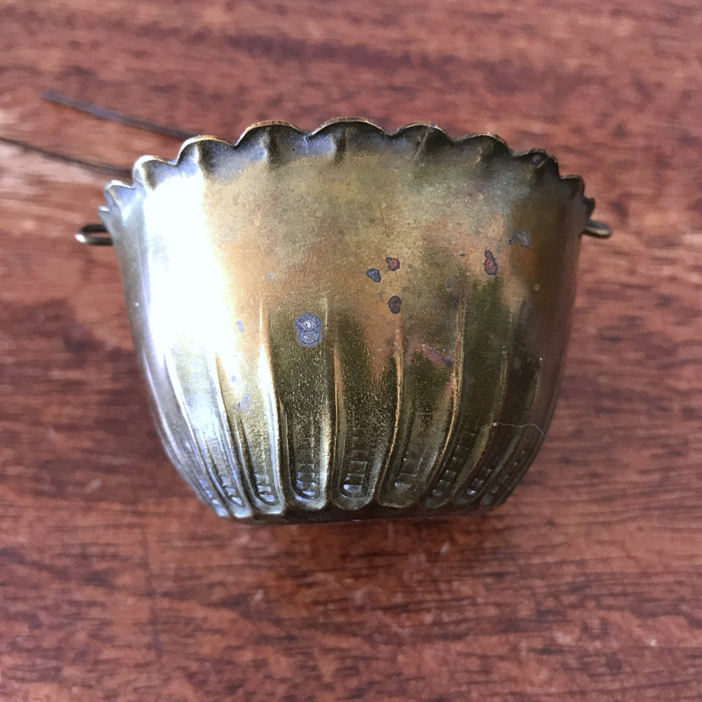 Passoire à thé adaptable à la théière - ancien passe thé ou tisane en métal doré par Hello Broc brocante en ligne