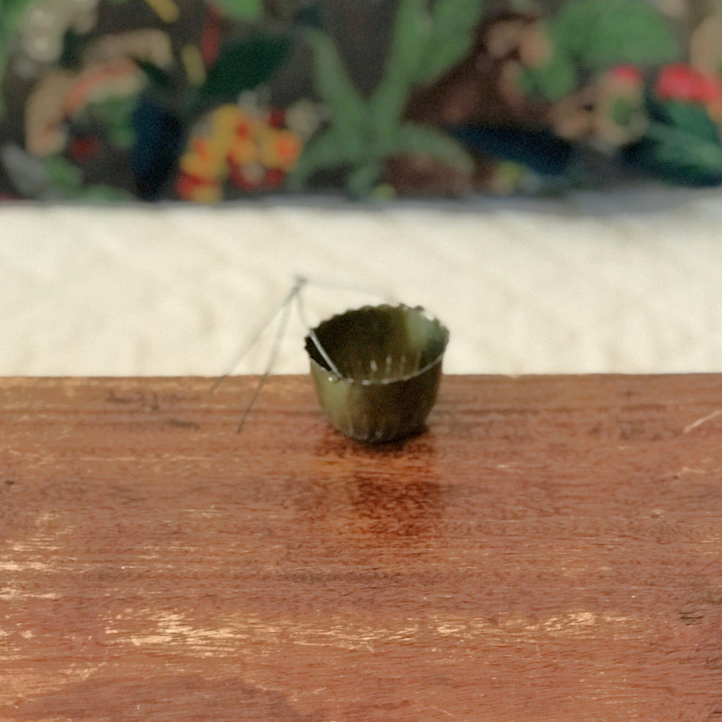 Passoire à thé adaptable à la théière - ancien passe thé ou tisane en métal doré par Hello Broc brocante en ligne