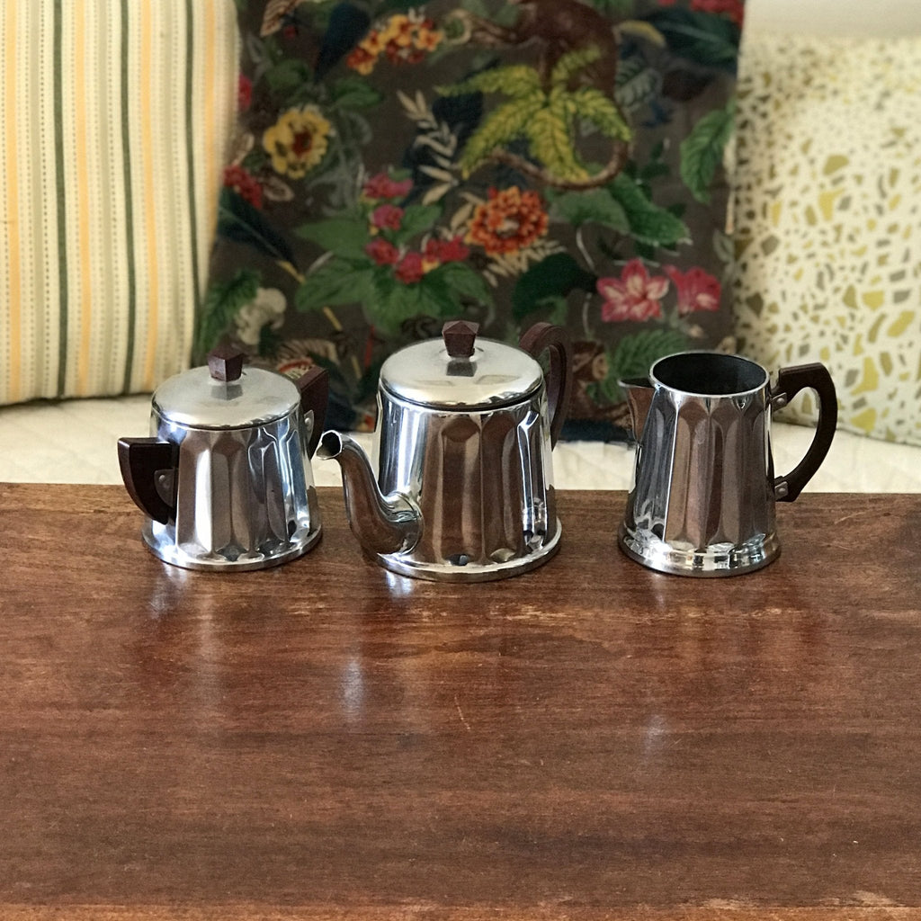 Ensemble à café en cuivre chromé style Art Déco détails bakélite imitation bois DAB France par Hello Broc brocante en ligne