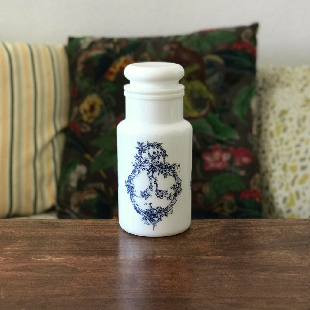 Grand bocal style pot d'apothicaire vintage en verre opalin blanc décor bleu made in Italy par Hello Broc brocante en ligne