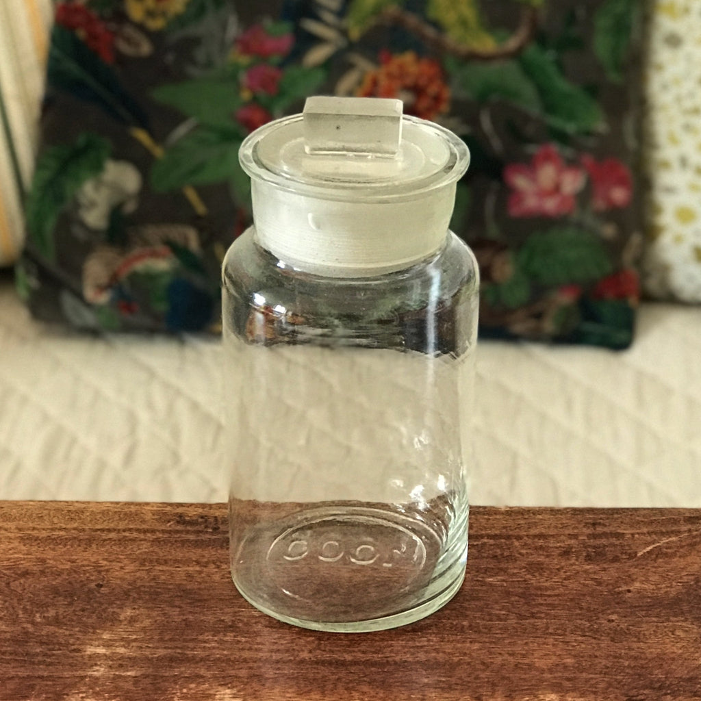 Bocal ancien en verre soufflé avec son couvercle au bouton de préhension rectangulaire par Hello Broc brocante en ligne