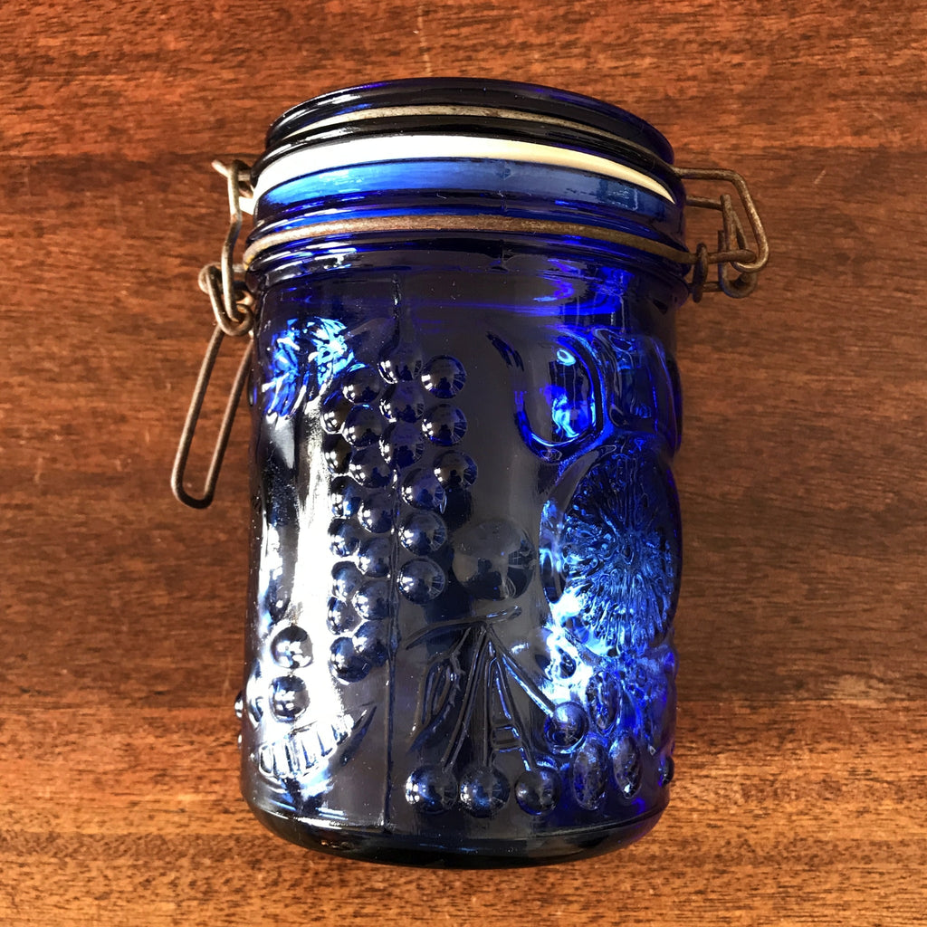 Bocal hermétique vintage en verre moulé pressé bleu cobalt par Hello Broc brocante en ligne