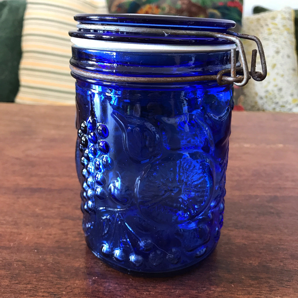 Bocal hermétique vintage en verre moulé pressé bleu cobalt par Hello Broc brocante en ligne