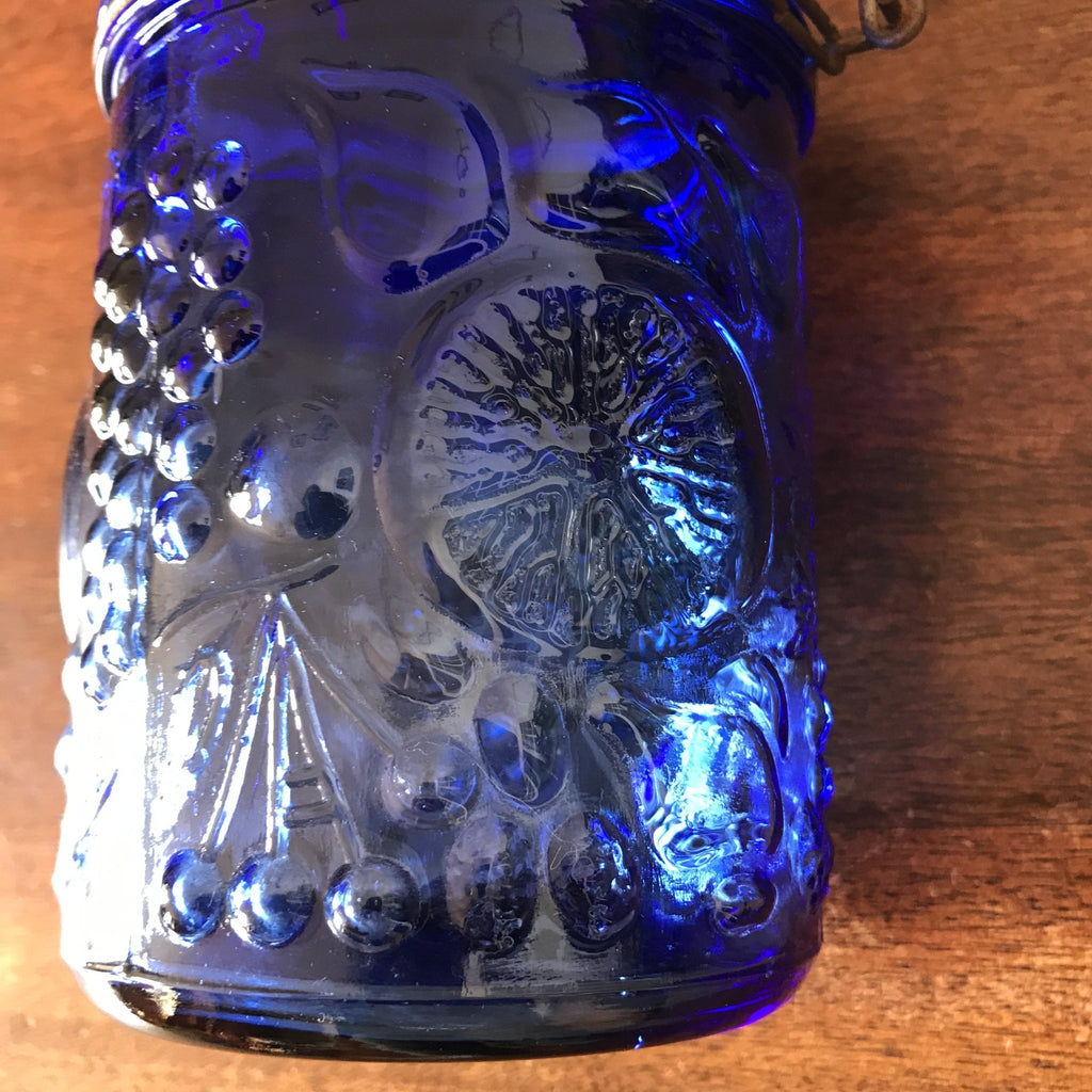 Bocal hermétique vintage en verre moulé pressé bleu cobalt par Hello Broc brocante en ligne