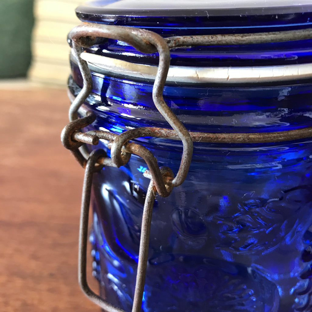 Bocal hermétique vintage en verre moulé pressé bleu cobalt par Hello Broc brocante en ligne