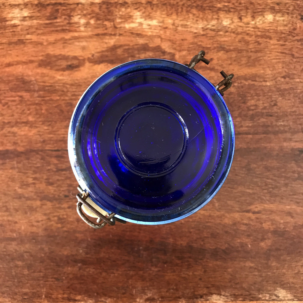 Bocal hermétique vintage en verre moulé pressé bleu cobalt par Hello Broc brocante en ligne