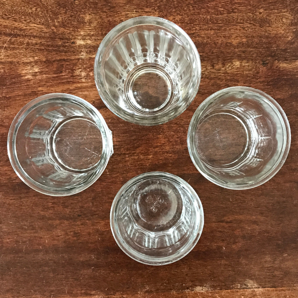 Lot de 4 pots anciens à confiture en verre soufflé et moulé par Hello Broc brocante en ligne