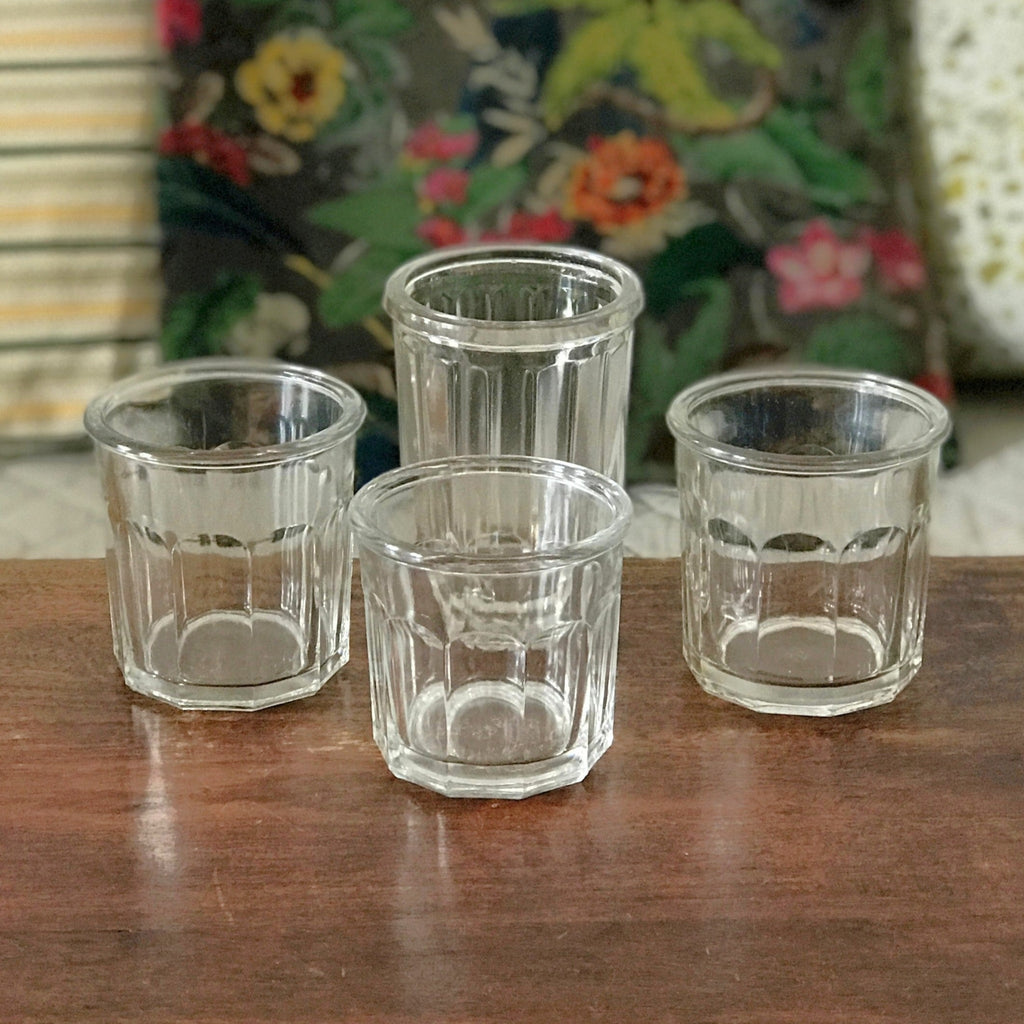 Lot de 4 pots anciens à confiture en verre soufflé et moulé par Hello Broc brocante en ligne
