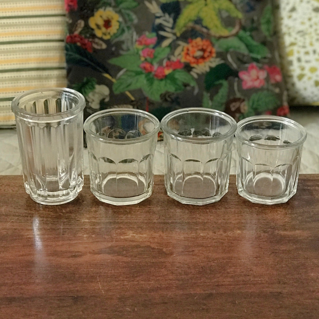 Lot de 4 pots anciens à confiture en verre soufflé et moulé par Hello Broc brocante en ligne