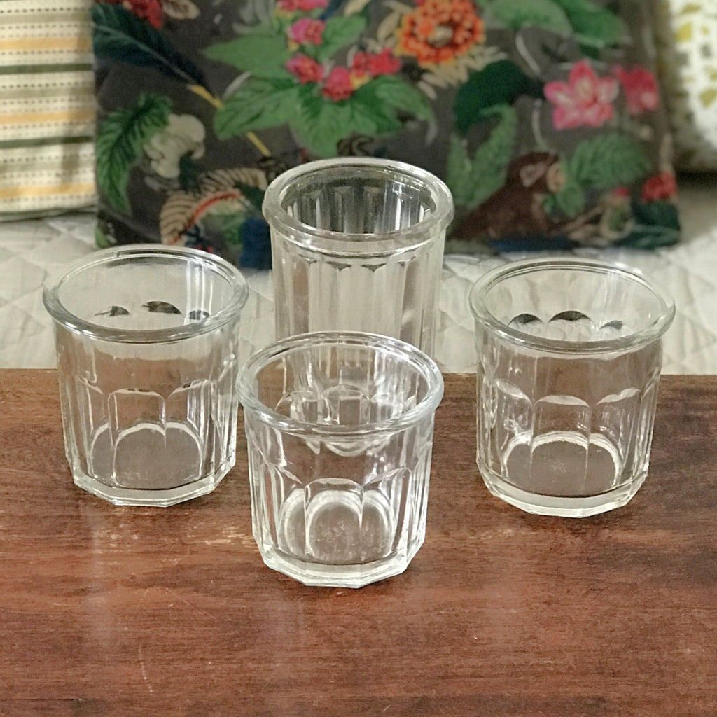 Lot de 4 pots anciens à confiture en verre soufflé et moulé par Hello Broc brocante en ligne