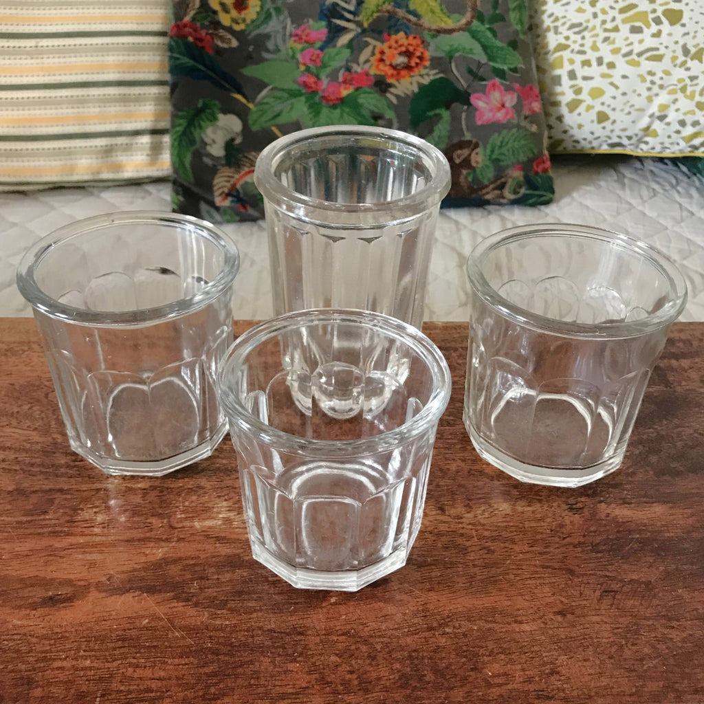 Lot de 4 pots anciens à confiture en verre soufflé et moulé par Hello Broc brocante en ligne