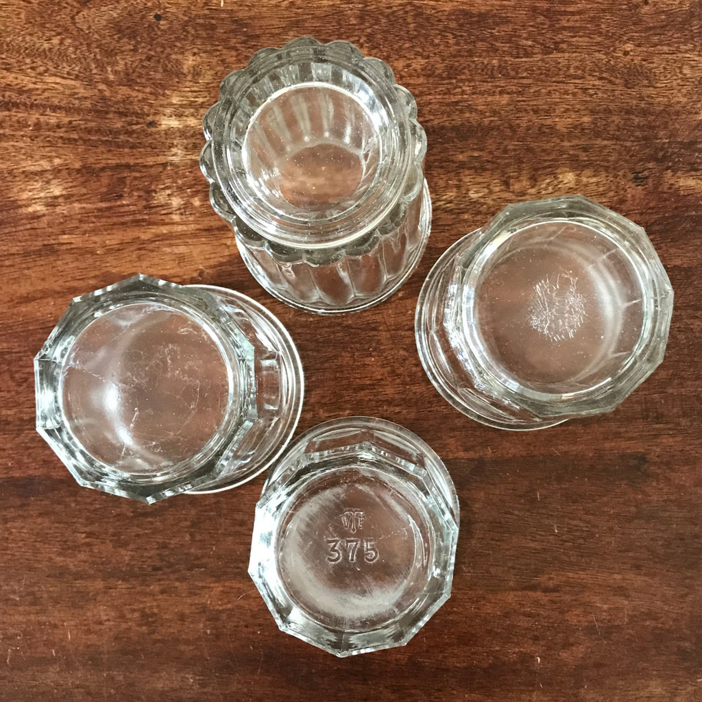 Lot de 4 pots anciens à confiture en verre soufflé et moulé par Hello Broc brocante en ligne