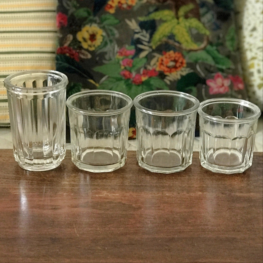 Lot de 4 pots anciens à confiture en verre soufflé et moulé par Hello Broc brocante en ligne