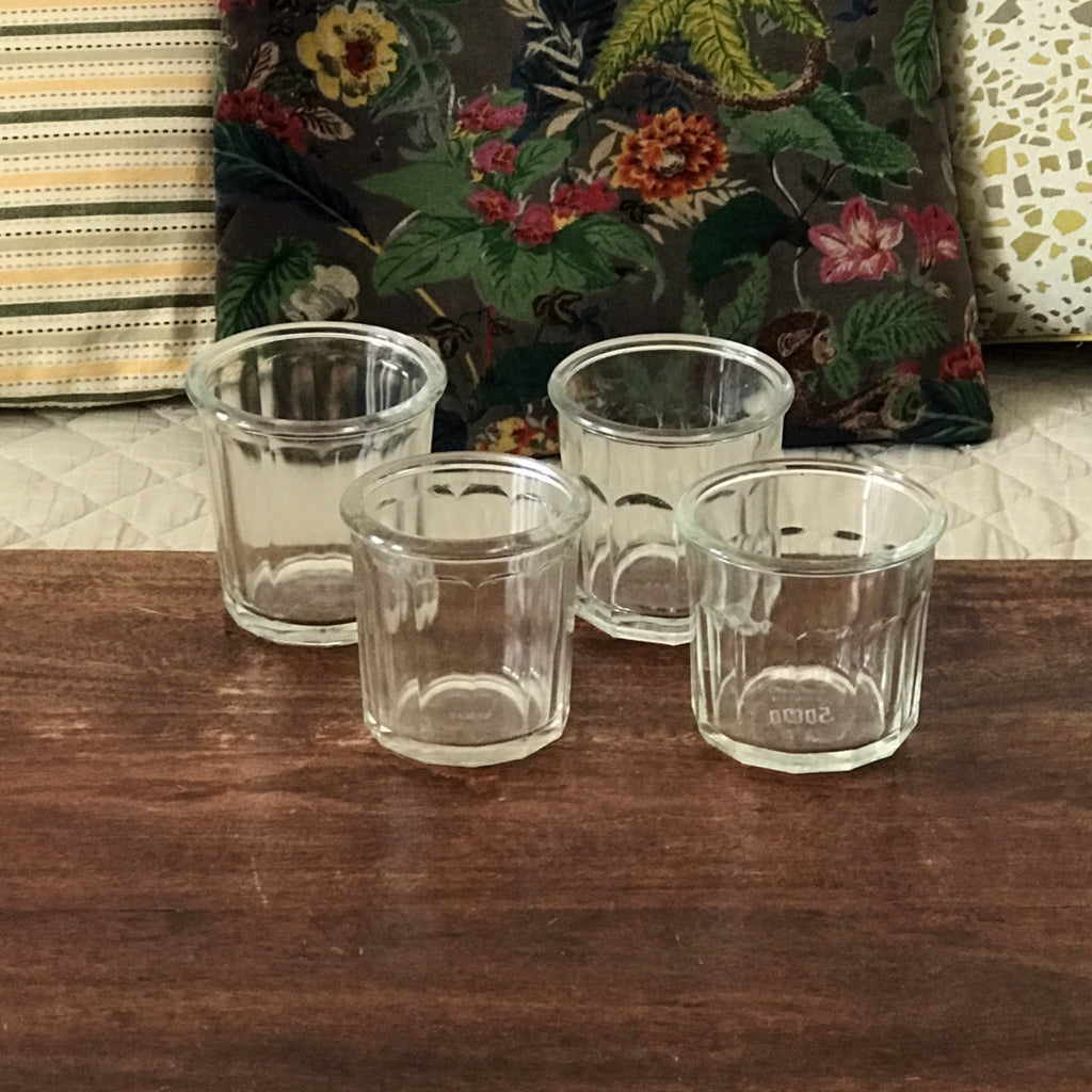 Lot de 4 pots anciens à confiture en verre soufflé et moulé par Hello Broc brocante en ligne