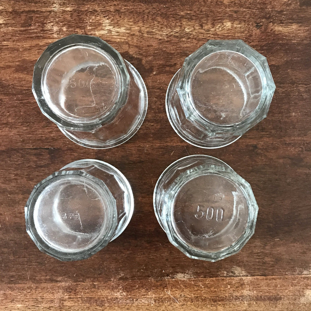 Lot de 4 pots anciens à confiture en verre soufflé et moulé par Hello Broc brocante en ligne