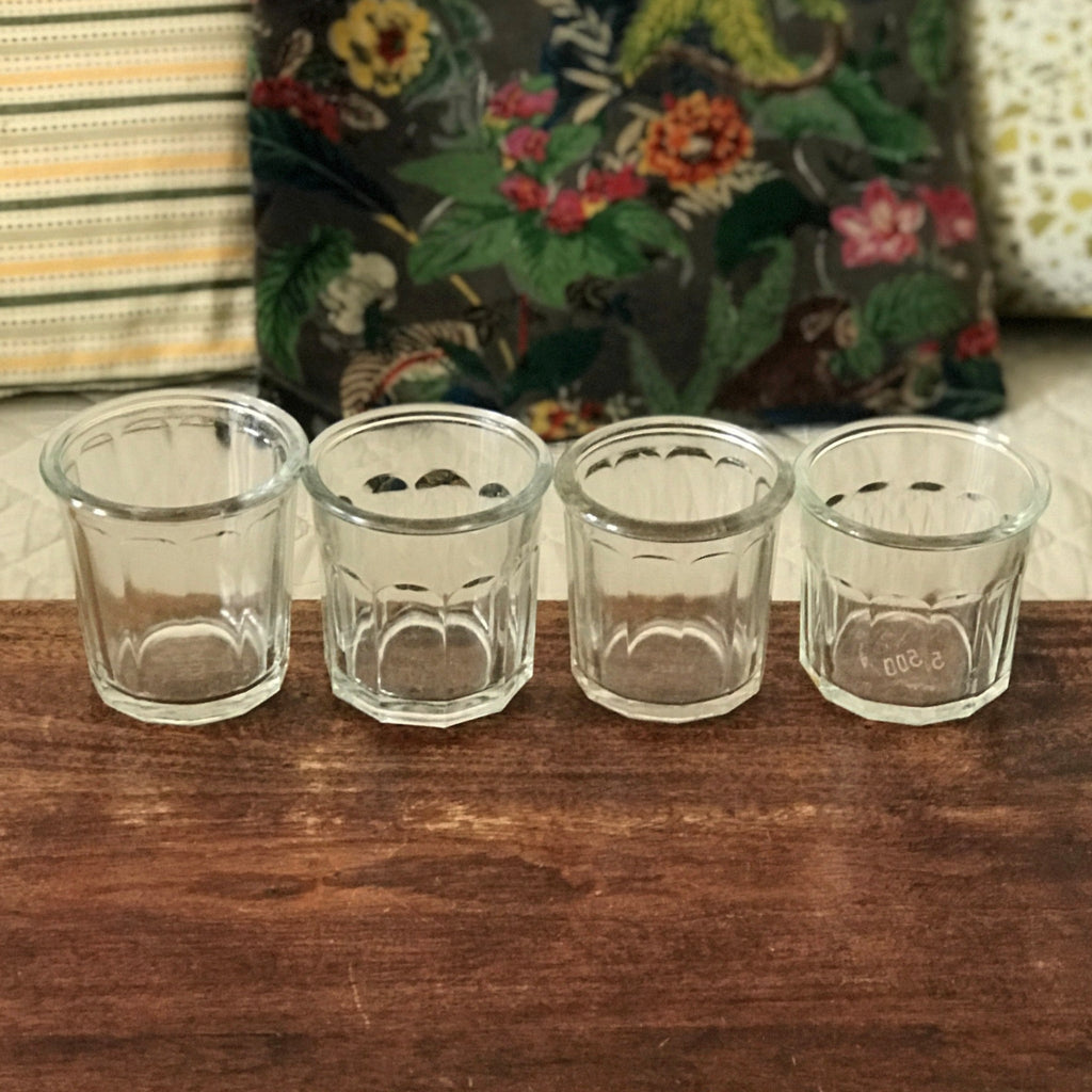 Lot de 4 pots anciens à confiture en verre soufflé et moulé par Hello Broc brocante en ligne