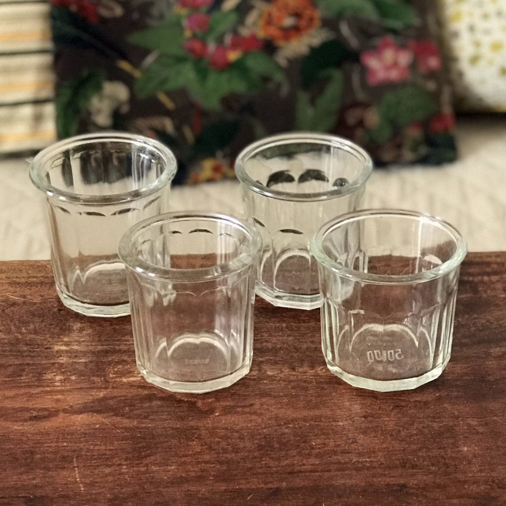 Lot de 4 pots anciens à confiture en verre soufflé et moulé par Hello Broc brocante en ligne