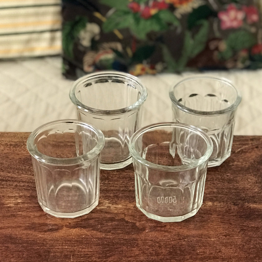 Lot de 4 pots anciens à confiture en verre soufflé et moulé par Hello Broc brocante en ligne
