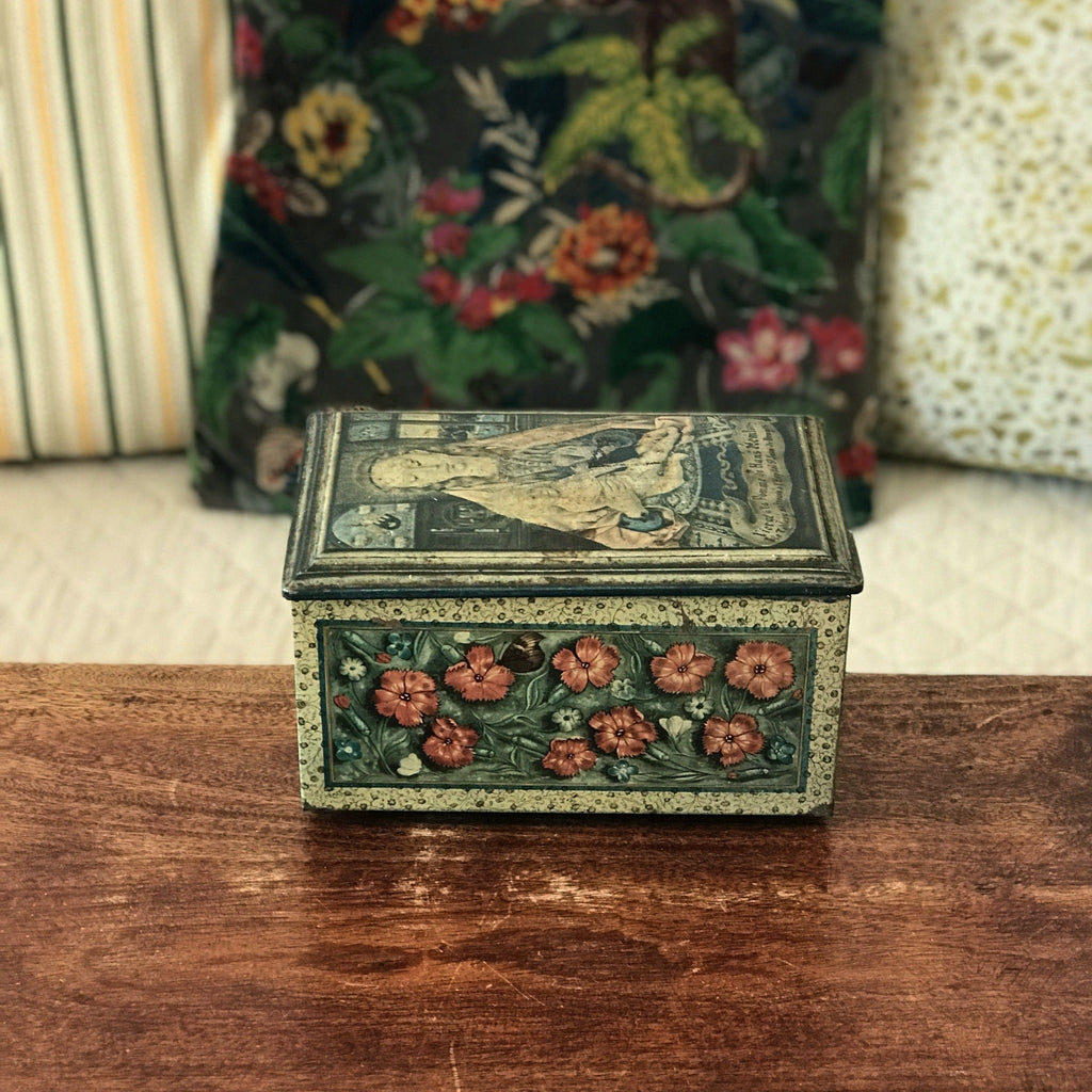 Ancienne boîte en fer métal rectangulaire dessus Vierge à la Pomme côtés fleurs rouges par Hello Broc brocante en ligne
