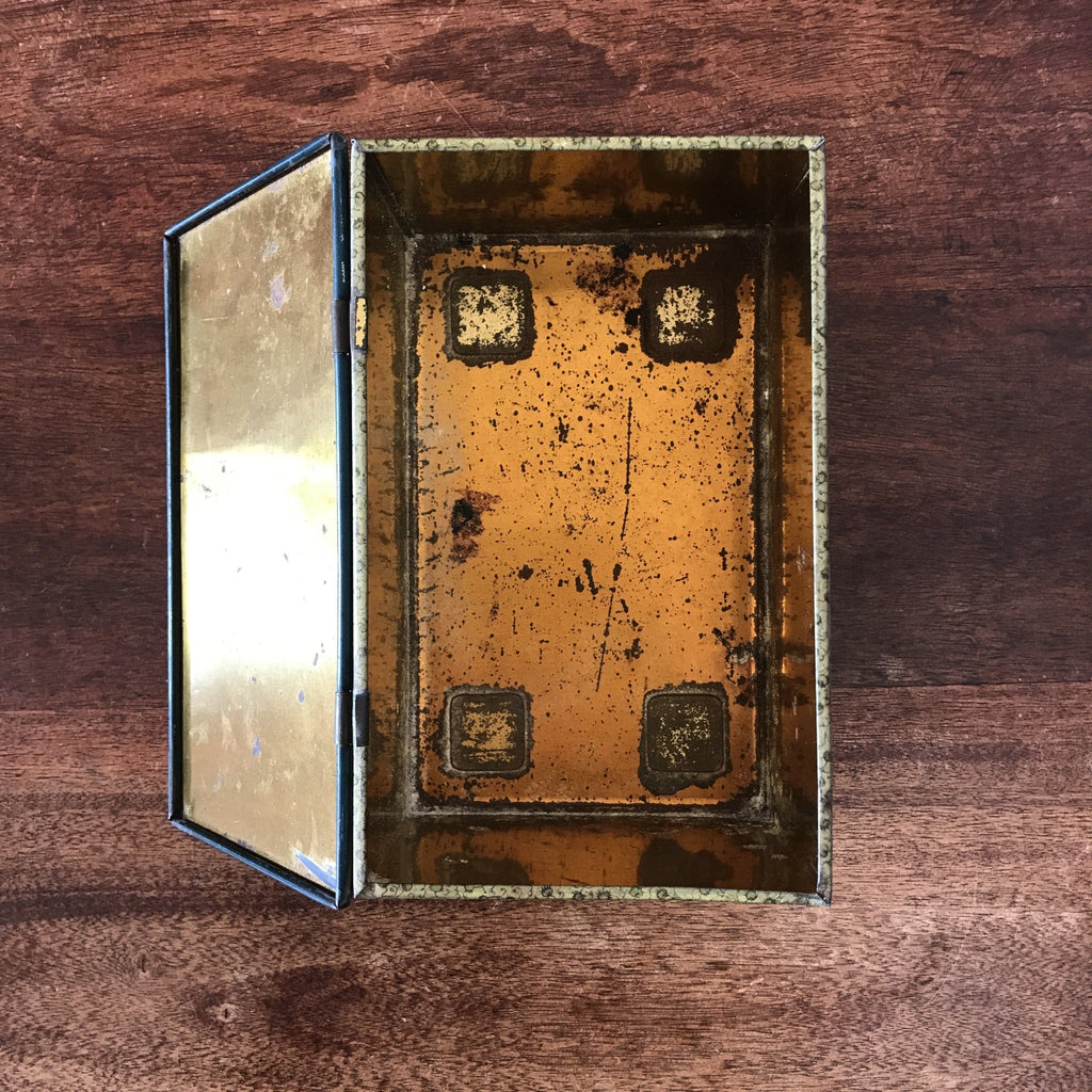 Ancienne boîte en fer métal rectangulaire dessus Vierge à la Pomme côtés fleurs rouges par Hello Broc brocante en ligne