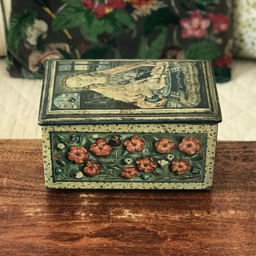 Ancienne boîte en fer métal rectangulaire dessus Vierge à la Pomme côtés fleurs rouges par Hello Broc brocante en ligne